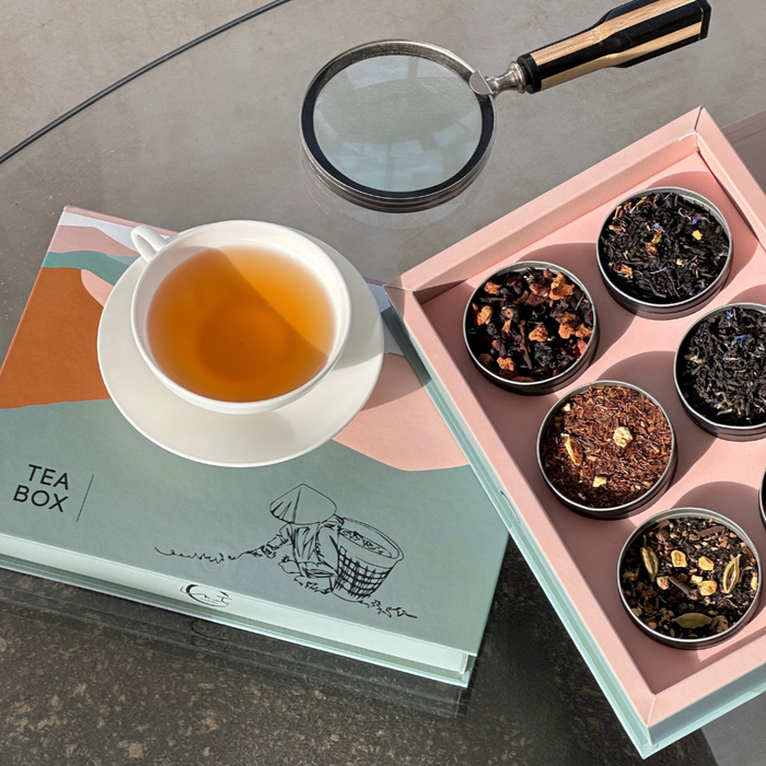 Caja Bon Voyage - Feeling Happy - Sakura Sexy Rose - Blue earl Grey - Be Berries - Be Orange -Buena Vibra Chai - lupa - taza